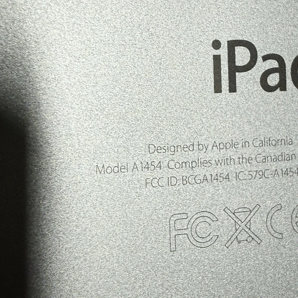 FOR PARTS ONLY (3) Apple iPads (1) Iphone S Apple Pencel & Apple Mouse